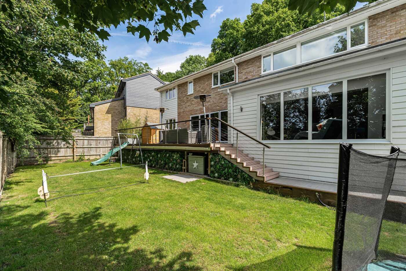 4 bed property in Priory Copse, Peppard Common